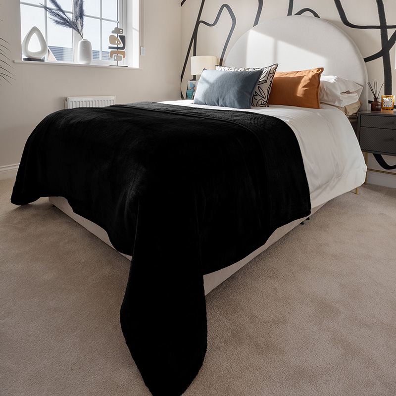 1 Soft & Warm Mink Throw Blanket - Black - 150 x 200cm - Image 1