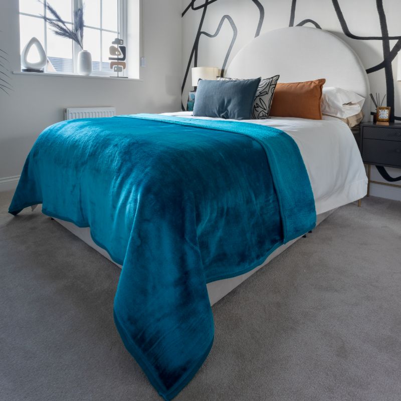 7Y9A3015 Soft & Warm Mink Throw Blanket - Teal - 127 x 152cm - Image 1